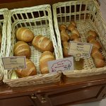 ビゴの店 - 左ハードトースト中フロマージュ右エピ・ベーコン