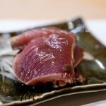 うを徳 - 2024.6 気仙沼産鰹（かつお）藁焼き大蒜醤油 スライス茗荷竹添え