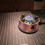 瀬里奈 - しゃぶしゃぶ鍋のコンロに、マッチの火が灯された後です。