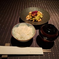 瀬里奈 本店 - 魚沼産コシヒカリご飯とお味噌汁、キャベツたっぷりの回鍋肉です。