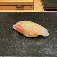 鮨処 やまと - 鯛の昆布締め、厚めの身はもっちり