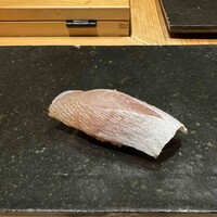 鮨処 やまと - 春日鯛、酢橘を絞った後に振られた塩が旨みを引き出していた感じ。大将は ”普通の塩ですよ” と仰っていましたが本当かな？