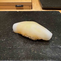 鮨処 やまと - 墨烏賊、春を過ぎてからは初めて、噛むと”パツン”となる歯応えも久し振りでとても食べ応えのある一貫でした