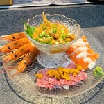 なんか喰ぃ亭 - ４種盛り(赤エビ う肉 サーモン 塩辛)