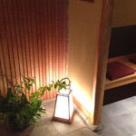 鮨 はしぐち - 玄関入ってすぐの待合い。
      写真NGな為、ここまでです。