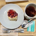 CINNABON SEATTLE'S BEST COFFEE - 料理写真:チェリーミニボン¥440内、ホットティ(セットドリンク)¥300内