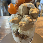 TETO-TEO - 枇杷と紅茶のパフェ１５００円。メレンゲの焼き菓子や紅茶ゼリー、紅茶クランブルがミルクアイスとマッチして、とても美味しくいただきました（╹◡╹）