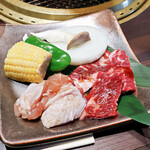 焼き肉専門店 成屋 - ハラミ、若鶏、とうもろこし、ピーマン、エリンギ、玉ねぎ
