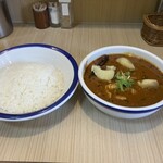 エチオピアカリーキッチン - チキン豆カリー、ジャガイモ、ライス