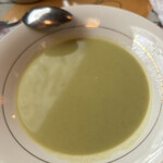 アミティエ - スープ、普通においしいスープでした。　ただ…白人系シェフらしく『ぬる〜い』猫舌の私でもぬるいと感じたので、アッツ熱がお好みの方はオーダーの時に『熱くして下さい』とお願いした方が後悔ないかもね　　