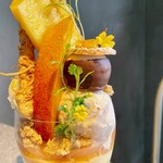 PATISSERIE ASAKO IWAYANAGI - マンゴーとパイナップルが主役です。お花も食べられるそうです。