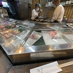 ますだ - 冷蔵ケースがインパクトありますねー