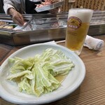 ますだ - 焼き物が置かれるキャベツのお皿