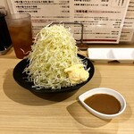 とんかつ そら - 山盛りキャベシとマカロニサラダ