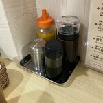 とんかつ そら - 卓上にはフレンチドレ、ソース、塩、醤油