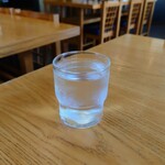 やぶ善 - 管理の行き届いた綺麗なコップで提供してくれる冷たいお水。