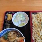 やぶ善 - 汁(つゆ)の上に"薬味"皿、という定番提供。