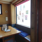 やぶ善 - 玄関入ってすぐ右の窓側席。