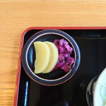 やぶ善 - 箸休めのお漬物、二種盛りは瑞々しくて嬉しい存在。