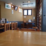 やぶ善 - 店内入ってすぐ左のテレビ下席から見た玄関。