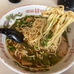 大吉ラーメン - 尾道ラーメンを思わせる平打ち麺