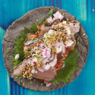 ライブ感とともに楽しむ贅沢な海鮮。鉄板で仕上げるタコスも魅力