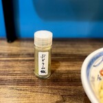 むかん 初台 - 牡蠣アヒージョにはぶどう山椒がぴったり