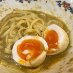 むかん 初台 - 味玉も美味しい、牡蠣アヒージョと絡めて食べてみてね