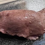 焼肉家けんちゃん - 和牛贅沢盛の牛寿司３貫盛り・タン