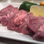 焼肉家けんちゃん - 厚切り牛生タン1980円