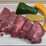 焼肉家けんちゃん - 厚切り牛生タン1980円