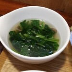 キッチン ブルー グローブ - ほうれん草スープのアップ