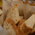 ボッチーノ - アヒージョに付いてくるフォカッチャ♪