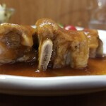 キッチン ブルー グローブ - 横から、分厚いスペアリブ