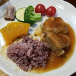 キッチン ブルー グローブ - 黒米を乗せて