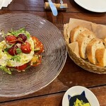 バル ブルローネ - カプレーゼと自家製パン＆フォカッチャ