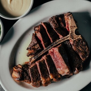 NYスタイルのステーキと鮮度抜群のシーフードがメイン