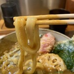 得正 - 麺をリフトアップ。太いでしょ。お箸でも切れないよ。