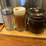 得正 - 卓上の砦。右端はお漬け物。