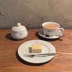 ELEPHANT FACTORY COFFEE - ホットカフェオレ、自家製ミニチーズケーキ