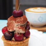 ペチカスケマサコーヒー - アメリカンチェリータルト（720円） フラットホワイト（600円）