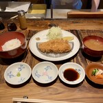 かつ好 - 山葵醤油、梅塩、ソースで… 味噌汁は浅利でした。