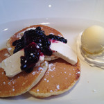ディスカバリーカフェ - クリームチーズとベリーのパンケーキ