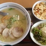 Suga kiya - 肉入りラーメン　サラダセット