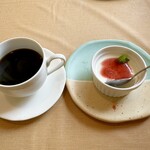 poco a poco - コーヒーとデザート       苺ソースのパンナコッタ