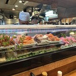 網元料理あさまる - 大将が目の前のカウンター席