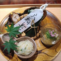 かねき - モズクとエビ、じゃがいも、きゅうり、タコの柔煮、ちまき（アジ）