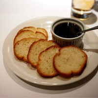 かえりやま - アミューズのバゲット、これ以外に食事用のバゲット（バター付き）の提供有り