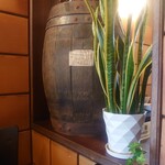 親方ハンバーグ - 店内のディスプレイ（ウィスキーの醸造樽です。お洒落ですよね！）