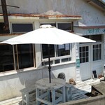 クロネコ堂 - 店舗とテラス席と先客